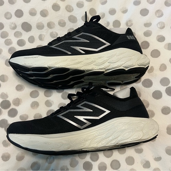 New Balance Women’s Fresh Foam X 880v14 Black with Sea Salt and Silver Metallic - Picture 12 of 16